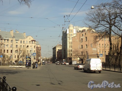 Перспектива Левашовского проспекта от Чкаловского проспекта в сторону Малого проспекта П.С. Фото 25 апреля 2014 года.