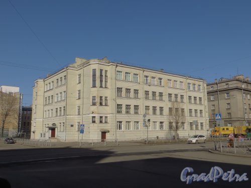 Левашовский проспект, дом 5. Общий вид здания средней школы №55 Петроградского района. Фото 22 марта 2014 года.