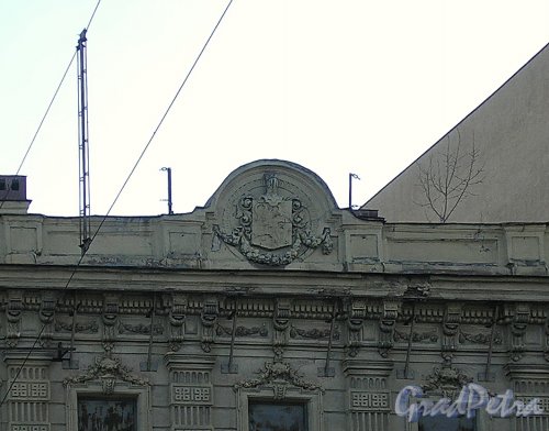 Невский пр., д. 59. Герб на аттике здания. Фото март 2005 г.