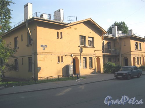 Пр. Елизарова, дом 8, корпус 1. Общий вид со стороны фасада. Фото 27 июля 2014 г.