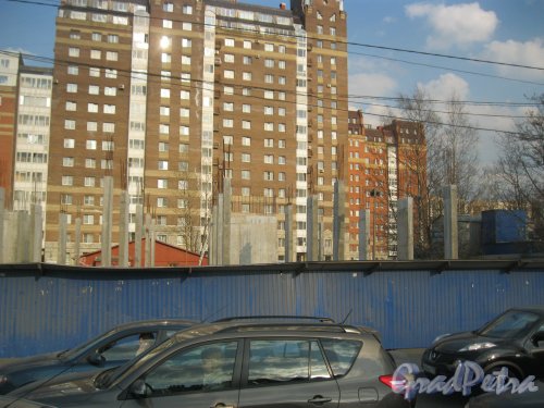 Пр. Энгельса, дом 107, корпус 2, литера Б. Строительство небоскрёба. Фрагмент территории. Фото из трамвая 21 апреля 2014 г.