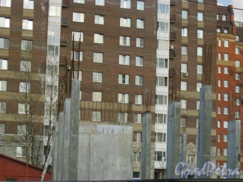Пр. Энгельса, дом 107, корпус 2, литера Б. Строительство небоскрёба. Фрагмент территории. Фото из трамвая 21 апреля 2014 г.