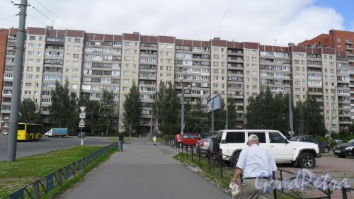 Проспект Королева, дом 29, корпус 1. Вид дома с улицы Уточкина. Фото 10 июля 2014 года.