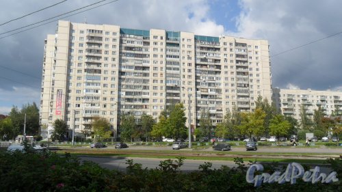 Проспект Авиаконстукторов, дом 1. Вид дома с улицы Ильюшина. Фото 7 сентября 2014 года.