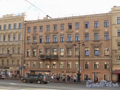 Невский пр., д. 73-75 (левая часть). Фасад здания. Фото август 2010 г.