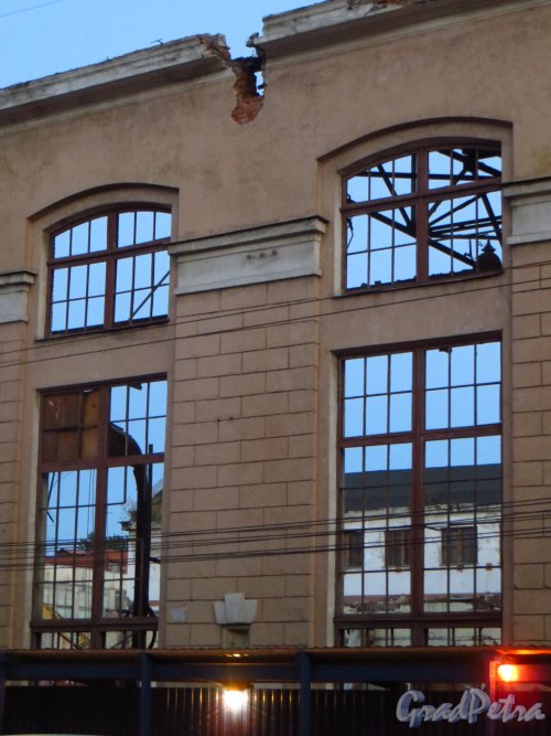 Малый проспект В.О., дом 52, литера А. Вид на дом 55 по 18-й линии В.О. через окно здания, после сноса основной части корпуса завода «Эскалатор». Фото 26 сентября 2014 года.
