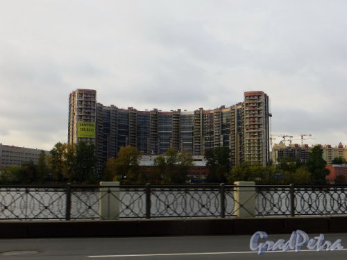 Проспект Обуховской Обороны, дом 110. Общий вид жилого комплекса «Молодежный». Фото 29 сентября 2014 года.