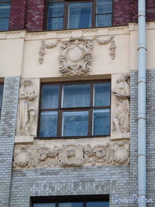 Большой пр., В.О., д. 50. Доходный дом Н. П. Демидова. Оформление окна. Фото апрель 2014 г
