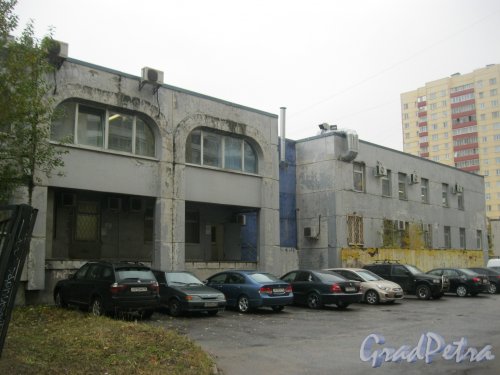 Ленинский пр., дом 98. Фрагмент задней части здания. Фото 14 октября 2014 г.