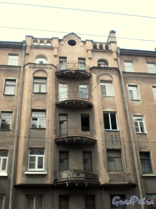 Лермонтовский пр., д. 49 (левая часть). Фрагмент фасада. Фото июль 2009 г.
