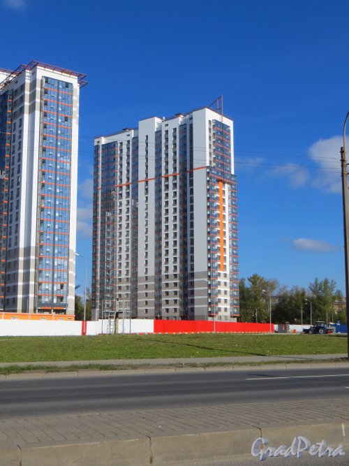 Дунайский пр., дом 18. Корпус 8 жилого комплекса VIVA. Вид со стороны Дунайского проспекта. Фото 2 октября 2014 года