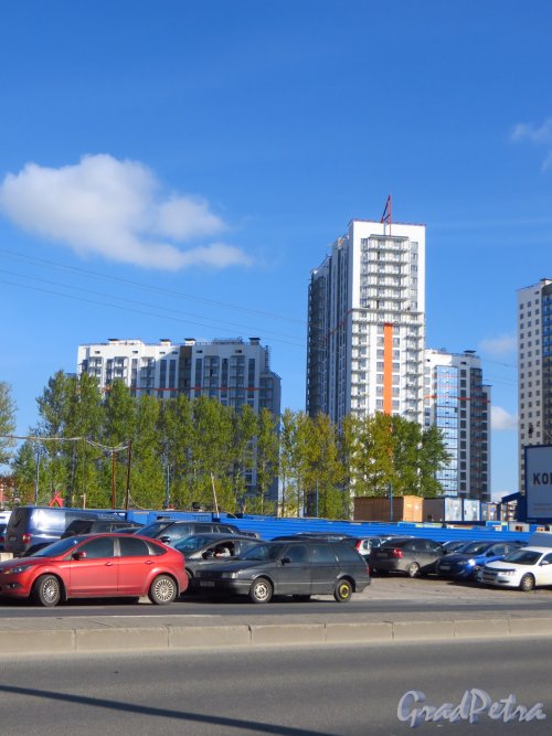Дунайский пр., дом 18. Строительство корпуса 1 (правый) и корпуса 9-10 (левый) жилого комплекса VIVA. Вид со стороны Дунайского проспекта. Фото 2 октября 2014 года