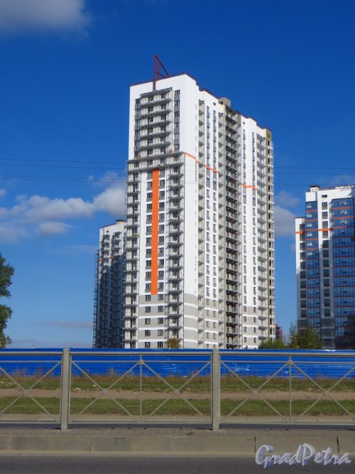 Дунайский пр., дом 18. Строительство корпуса 1 жилого комплекса VIVA. Вид со стороны Дунайского проспекта. Фото 2 октября 2014 года