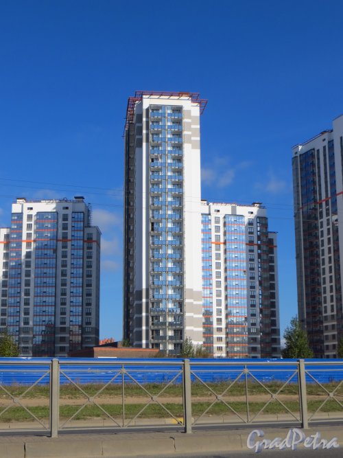 Дунайский пр., дом 18. Строительство корпуса 2-3 жилого комплекса VIVA. Вид со стороны Дунайского проспекта. Фото 2 октября 2014 года
