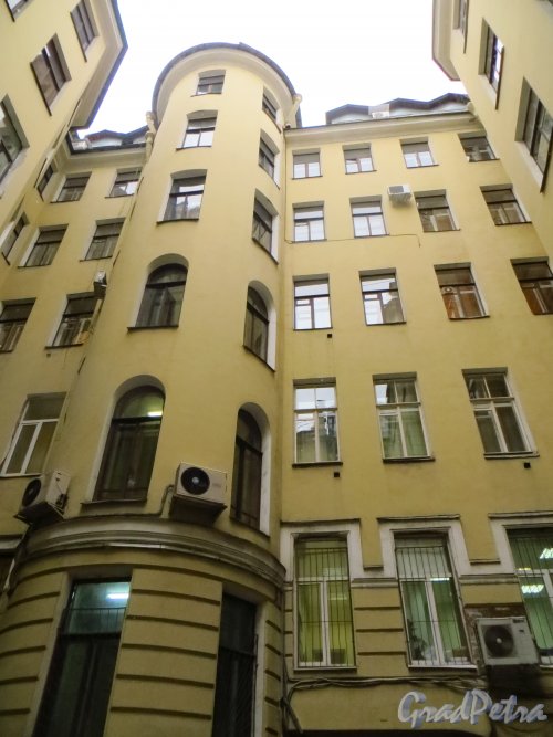 Невский проспект, дом 65. Лицевой флигель со стороны двора. Фото 22 октября 2014 года.