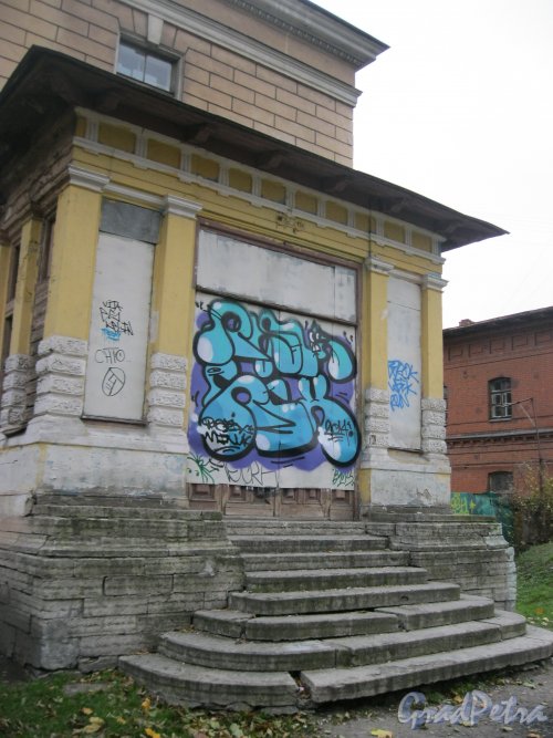 Рижский пр., дом 27. Фрагмент со стороны двора домов 27 и 25. Фото 26 октября 2014 г.