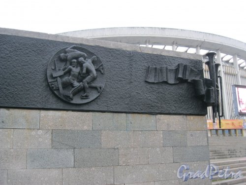 Пр. Юрия Гагарина, дом 8. Фрагмент барельефа со стороны лестницы от зданий касс и пр. Юрия Гагарина. 28 октября 2014 г.