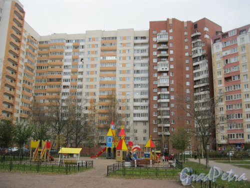 Ленинский пр., дом 79, корпус 1. Фрагмент здания и детская площадка во дворе. Фото 31 октября 2014 г.