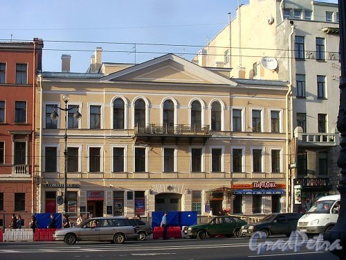 Невский пр., д. 70. Фасад здания. Фото июль 2004 г.