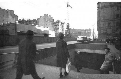 Павильон станции метро «Петроградская» до строительства «Дома Мод». Фото 1965 года.