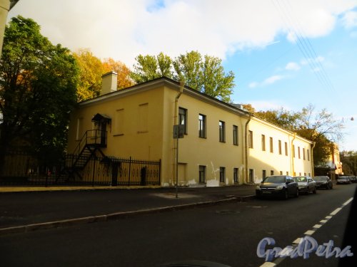 Рижский проспект, дом 41, литера В. Фасад здания на углу Либавского переулка и набережной реки Фонтанки. Фото 1 октября 2014 года.