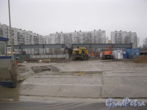 Дунайский пр. Строительство путепровода. Въезд на территорию. Фото 15 ноября 2014 г.