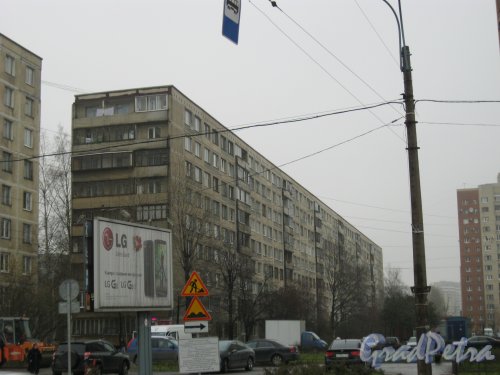Пр. Славы, дом 38, корпус 1. Вид с Бухарестской ул . Фото 3 ноября 2014 г.