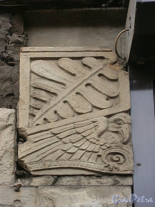 Невский пр., д. 72. Стилизованное изображение птицы на фасаде здания. Фото июль 2004 г.