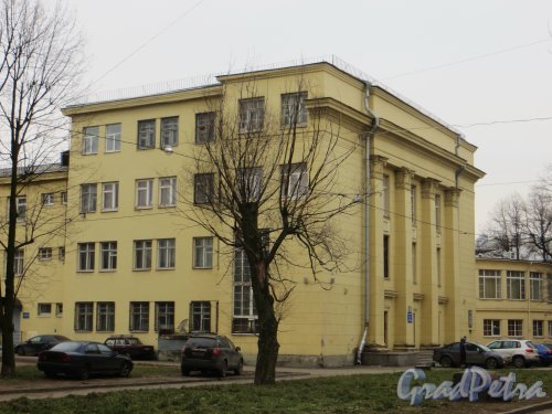 Проспект Стачек, дом 30. Вид на главный объем здания. Фото 29 ноября 2014 года.