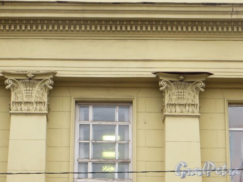 Проспект Стачек, дом 30. Пилястры главного входа. Фото 29 ноября 2014 года.
