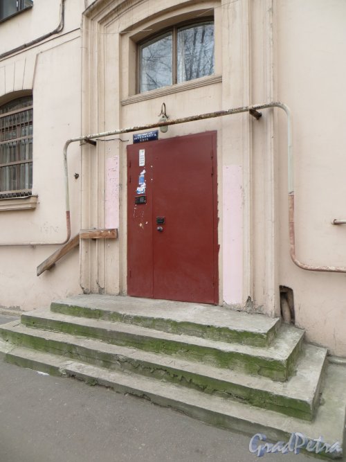 Проспект Стачек, дом 28, литера А. Подъезд № 3. Фото 29 ноября 2014 года.