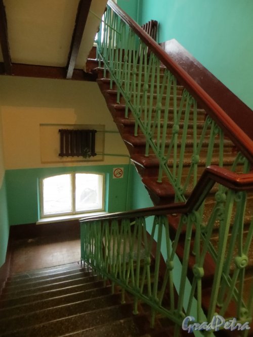 Проспект Стачек, дом 28, литера А. Лестница третьего подъезда. Фото 29 ноября 2014 года.