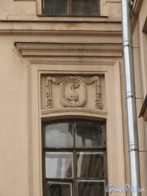Проспект Стачек, дом 28, литера А. Оформление окна. Фото 29 ноября 2014 года.