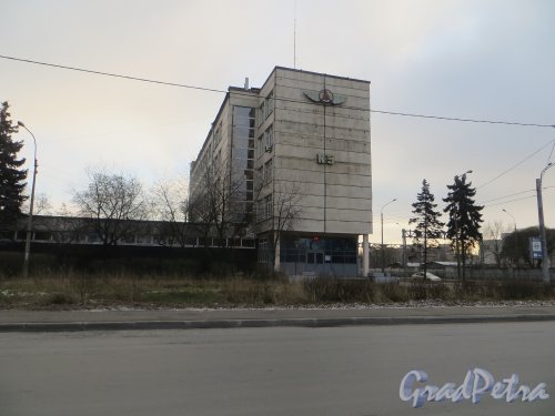 Проспект Стачек, дом 108, литера А. Здание автобусного парка № 5. Фото 29 ноября 2014 года.