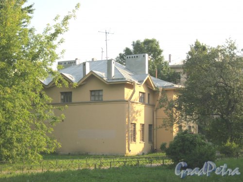 Пр. Елизарова, дом 8, корпус 2. Общий вид здания. Фото 27 июля 2014 г.