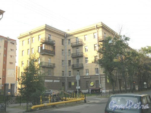 Пр. Елизарова, дом 1. Фрагмент фасада. Фото 27 июля 2014 г.