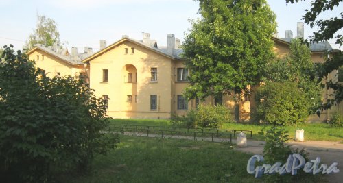 Пр. Елизарова, дом 6, корпус 2. Вид со стороны дома 8, корпус 1. Фото 27 июля 2014 г.