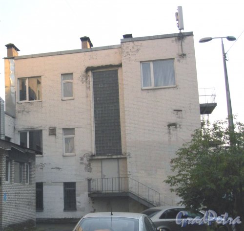 Пр. Елизарова, дом 13 (пр. Бабушкина, дом 10). Фрагмент здания со стороны двора. Фото 27 июля 2014 г.