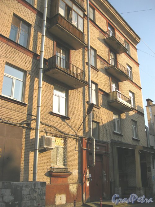 Пр. Елизарова, дом 11. Фрагмент здания со стороны двора. Фото 27 июля 2014 г.