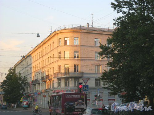 Пр. Елизарова, дом 12 (пр. Бабушкина, дом 12). Фрагмент фасада. Фото 27 июля 2014 г.
