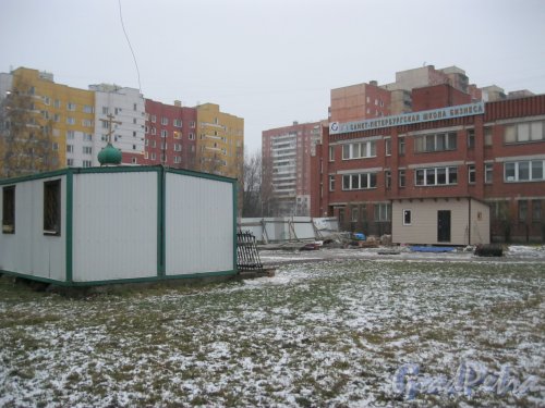 Пр. Маршала Жукова, дом 43б. Остатки строительных построек. Фото 23 ноября 2014 г.