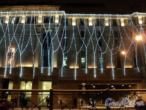 Новогоднее оформление ТРЦ «Галерея» со стороны Лиговского проспекта. Фото 22 декабря 2010 года.
