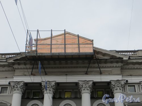 Невский проспект, дом 29. ремонт фронтона здания. Фото 17 декабря 2014 года.