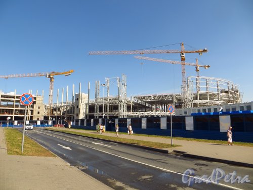 Проспект Космонавтов, дом 14. Строительство пристройки ТРЦ «РАДУГА». Фото 3 августа 2014 года.