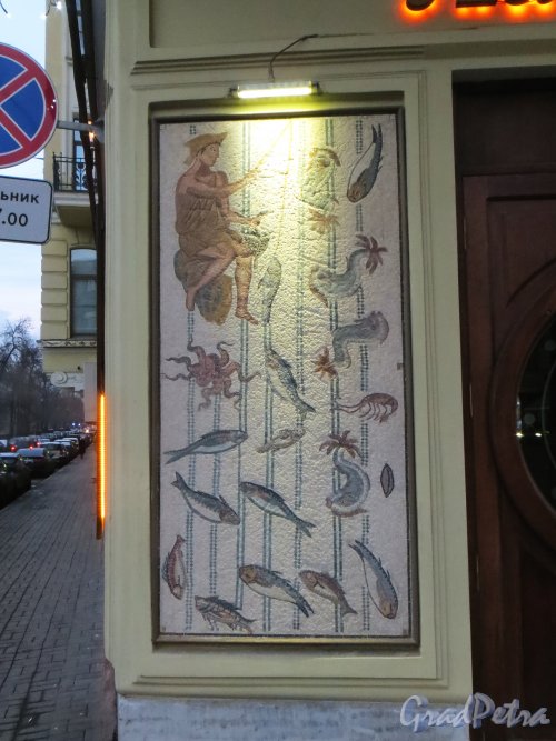 Суворовский проспект, дом 34. Мозаика при входе в ресторан «Ла Маре». Фото 24 декабря 2014 года.