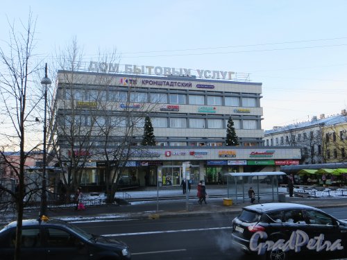 город Кронштадт, проспект Ленина, дом 13. Общий вид здания Дома быта от Гостиного двора. Фото 5 января 2015 года.