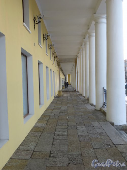 город Кронштадт, проспект Ленина, дом 16. Галерея Гостиного двора со стороны проспекта Ленина. Фото 5 января 2015 года.