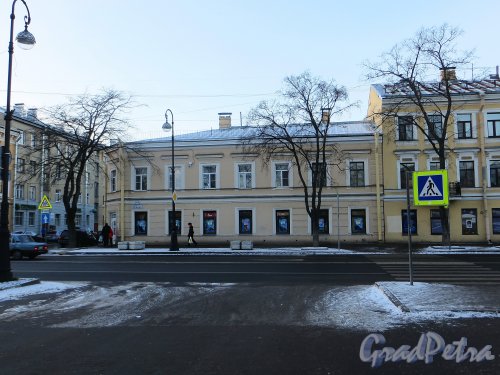 город Кронштадт, проспект Ленина, дом 19, литера А. Фасад жилого дома со стороны Гостиного двора. Фото 5 января 2015 года.