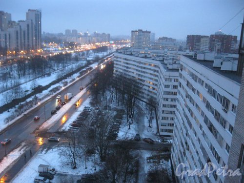 Фасад дома 101, корпус 1 по проспекту Стачек и перспектива проспекта Стачек в сторону Ленинского пр. Фото 17 января 2015 г.