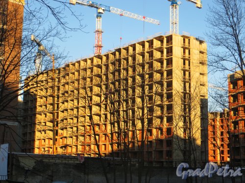 Строительство внутреннего корпуса жилого комплекса «Московский квартал» на бывшем участке завода «Электросила». Фото 21 января 2015 года.